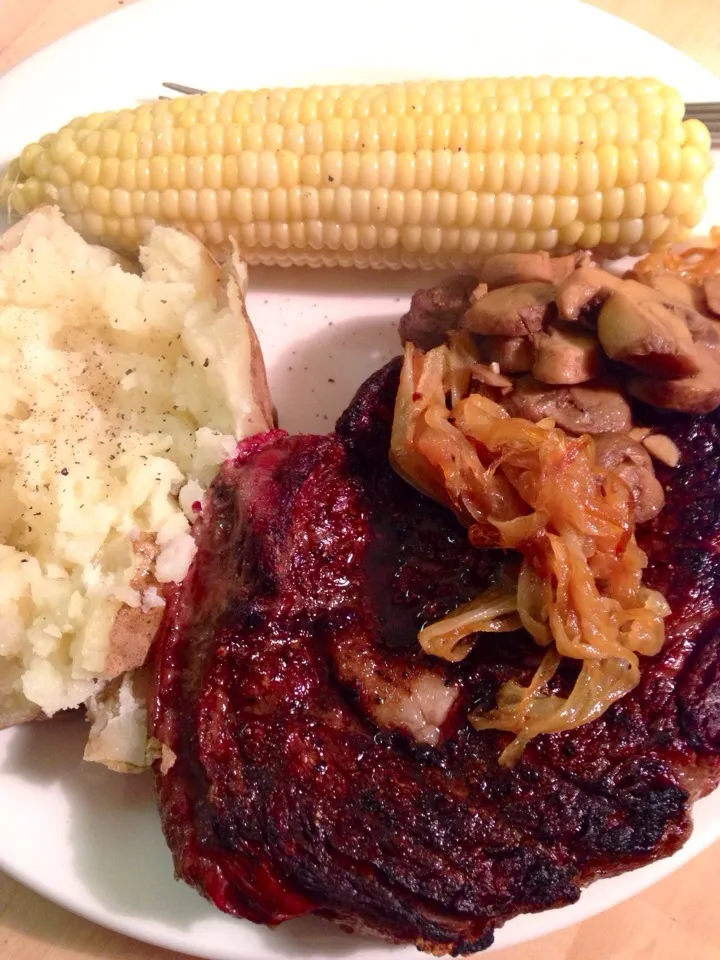 Ribeye Steak with Caramelized Onions|Leo D.さん