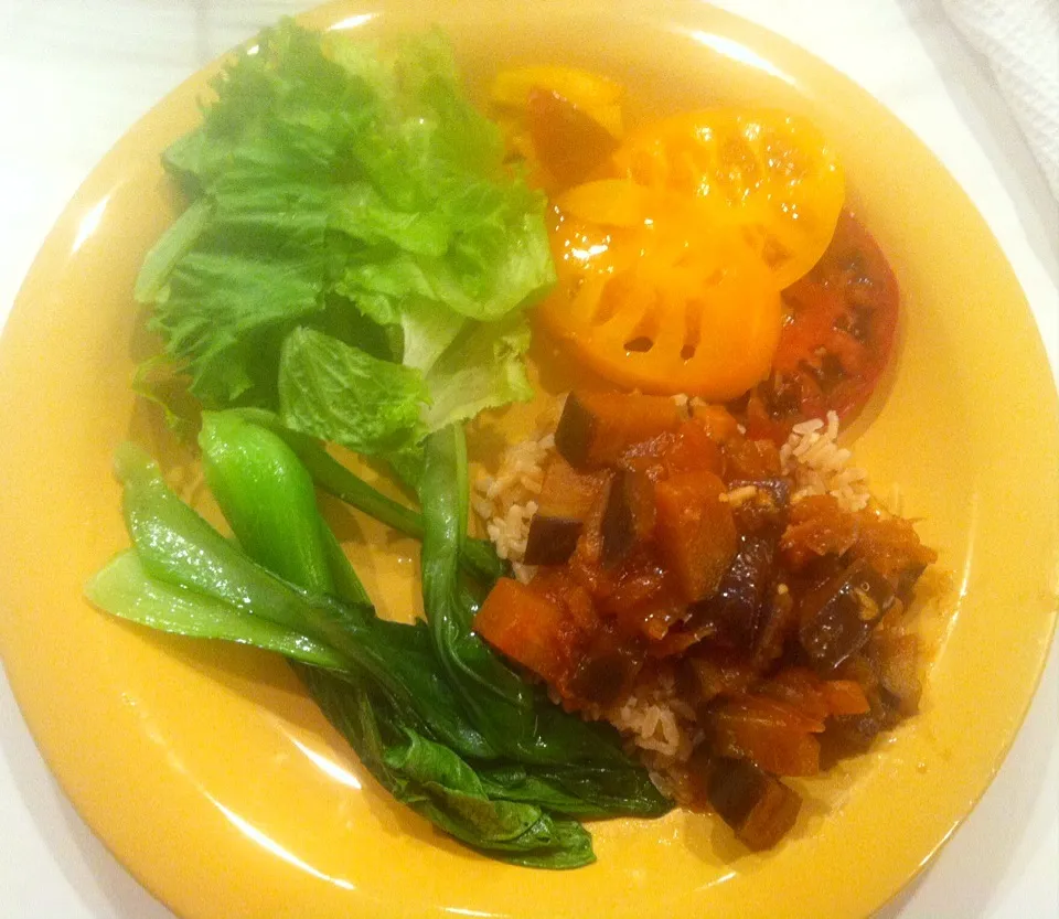 Snapdishの料理写真:Heirloom tomatoes with lettuce, brown rice with eggplant ratatouille, steamed bok choy|victoria valerioさん