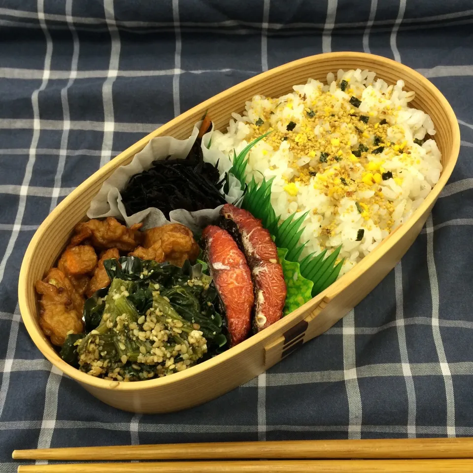 弁当（鰆味醂干し、ほうれん草胡麻和え、野菜天、ひじき）ふりかけは自由軒のカレーふりかけ|SasaMasa213さん