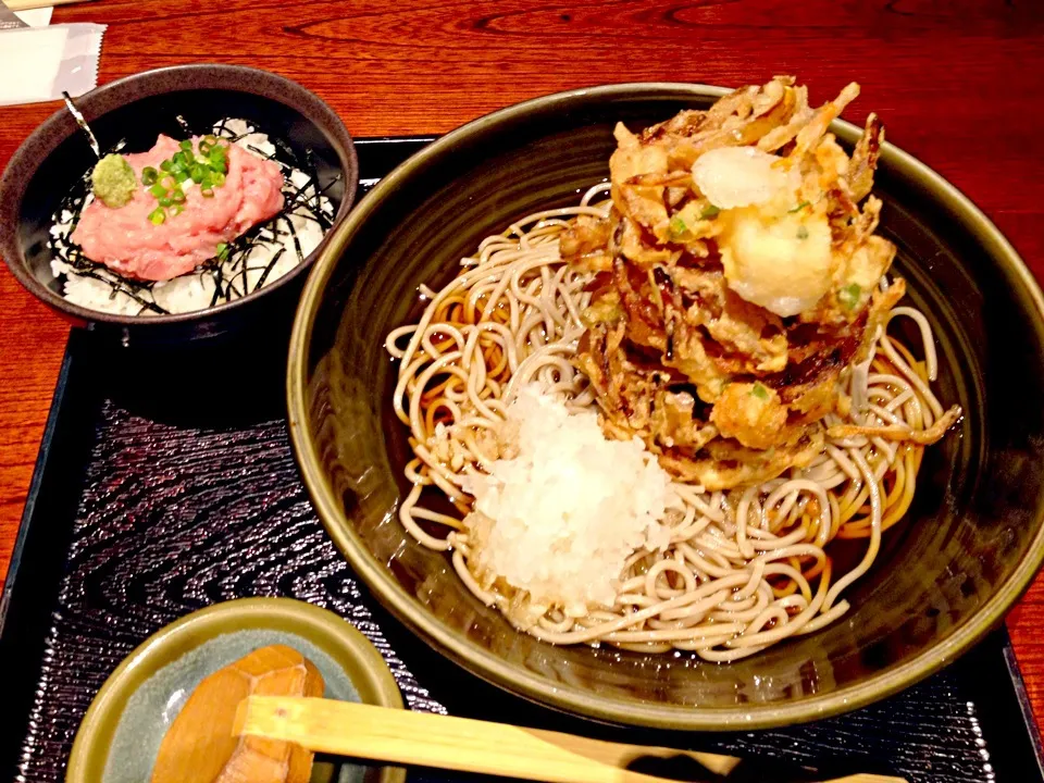 旬の素材のもち入りかき揚げ蕎麦、ねぎとろ小丼1,100円也at土風炉自由が丘店|秋山知隆さん