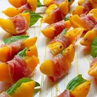 Snapdishの料理写真:Proscuitto Wrapped Grilled Peaches, Fresh Basil & White Balsamic
#toquecatering|Crystalさん