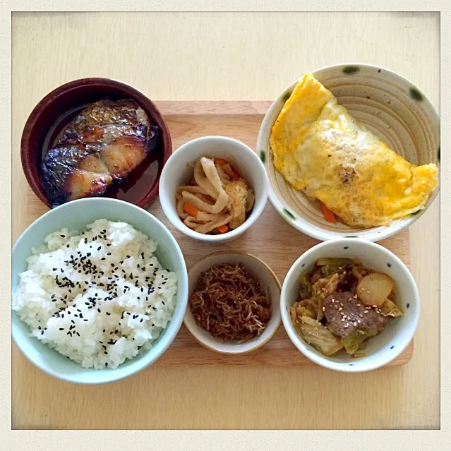 白米☆じゃこの甘辛煮☆鰆の西京焼き☆切り干し大根の煮物☆きのこと残り物野菜のミニオムレツ☆焼肉風炒め♪(๑ᴖ◡ᴖ๑)♪|とまこ(*^o^*)さん