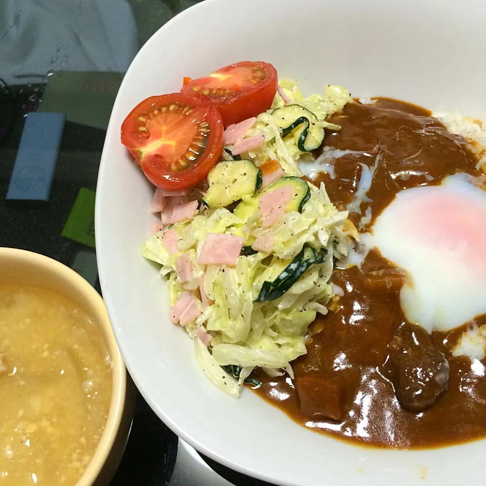 Snapdishの料理写真:コールスローと温玉のっけカレー、ジャガイモと玉ねぎの味噌汁。レトルトカレーで手抜き|Snack PIYOさん