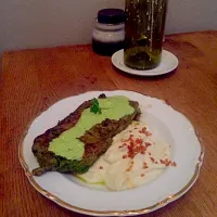 Snapdishの料理写真:Mariniertes Rumpsteak auf Blumenkohlpürree mit Chimichurri-Joghurt und Blumenkohlcrisps|marlene wiesermannさん