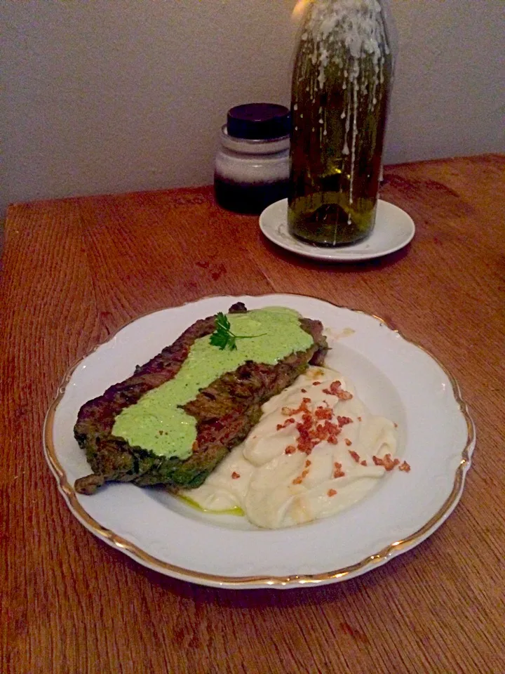 Snapdishの料理写真:Mariniertes Rumpsteak auf Blumenkohlpürree mit Chimichurri-Joghurt und Blumenkohlcrisps|marlene wiesermannさん