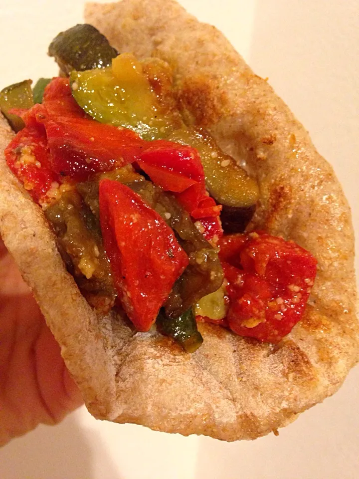 Home made whole grain pita bread with mixed grilled vegetables|Diana Hiraoさん