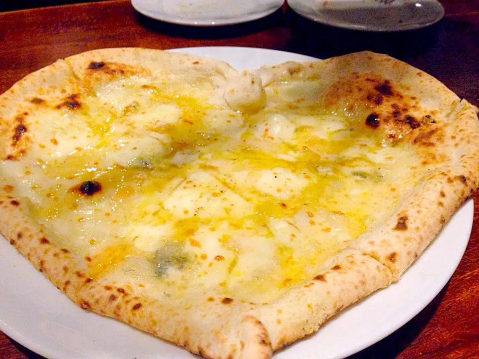 Snapdishの料理写真:Quattro Formaggi Pizza|amiさん