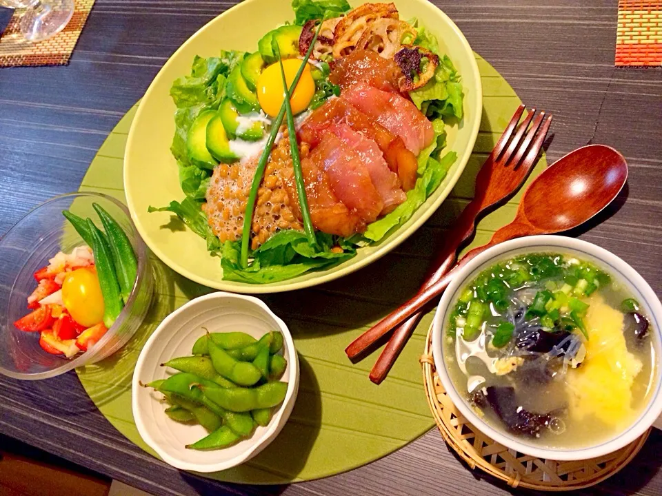 今夜はマグロアボカド丼、キクラゲと卵の中華スープ、だだちゃ豆、トマトと玉ねぎ塩レモンサラダです。|かれんさん