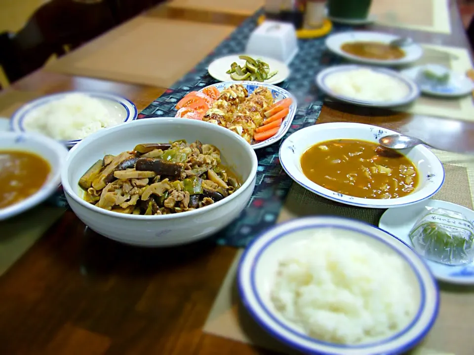 茄子とレンコンのピリ辛煮物、カレースープは中辛、何故かたこ焼きがある。|Keisei Chouさん