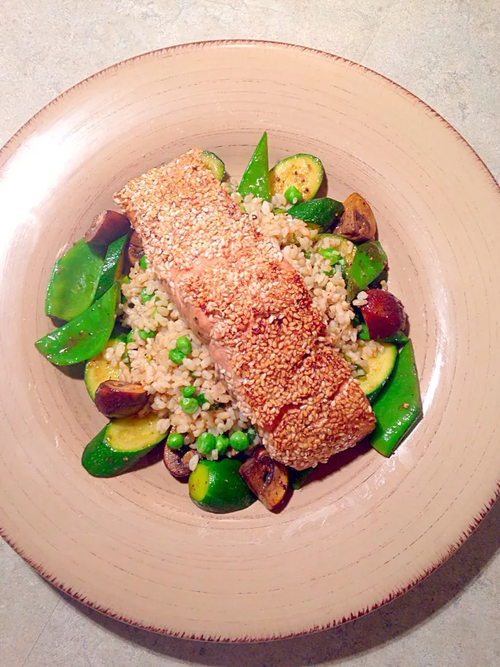 Sesame Crusted Salmon, Brown Rice, Snow Peas Courgette and Mushrooms|Chrisy Hillさん