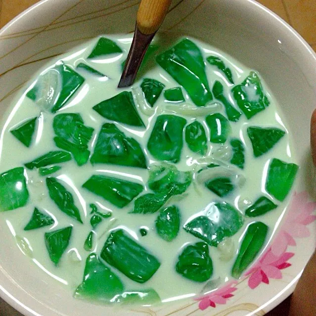 Buko Pandan という緑色の寒天をココナツミルクで和えたもの。フィリピンではポピュラーなデザートみたい。|Kenny Hiraiさん