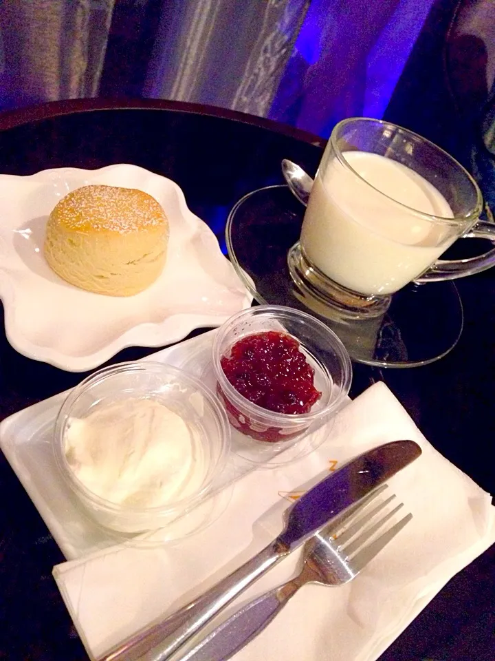 Snapdishの料理写真:Scone and hot milk|Obeoom Jumsai Na Ayudhyaさん