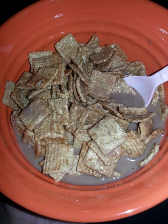 cinnamon toast crunch cereal with choc almond milk.|Polly Gelfusoさん