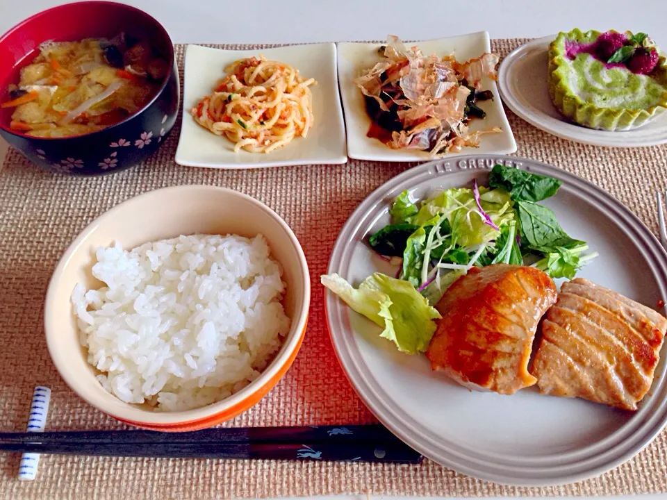 まぐろの醤油漬 たらこスパサラダ ピーマンくたっと煮 野菜と油揚げの味噌汁 抹茶のチーズケーキ|にゃろめさん