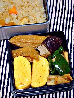 お弁当（炊き込みご飯、油揚げと干し椎茸の煮物、イカとピーマンの炒め物、卵焼き）|すーさん