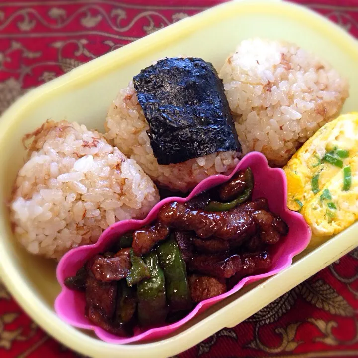 オリーブとおかかむすびとチンジャオロース弁当|もえさん