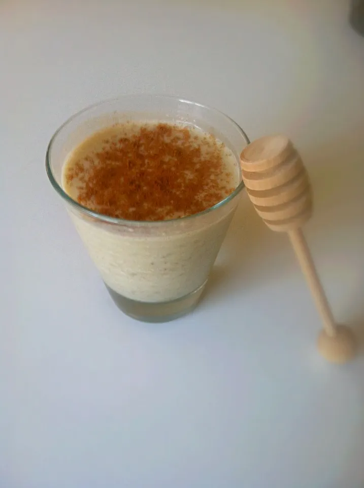 Snapdishの料理写真:Breakfast smoothie: banana. Almond milk, cinnamon, hazlenut, oats, and flax seeds|victoria valerioさん