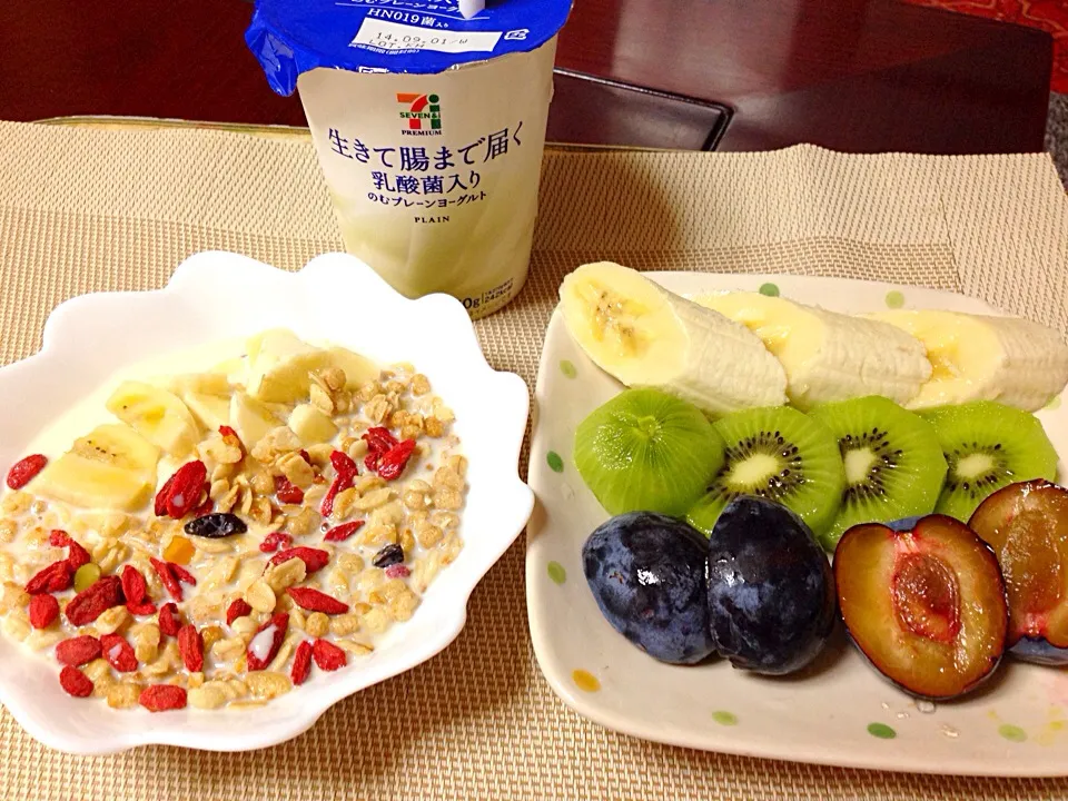 fruits granola wd lots of dried goji berries☆banana＃kiwi＃prunes＆yogurt drink＃|Ditto Molledaさん