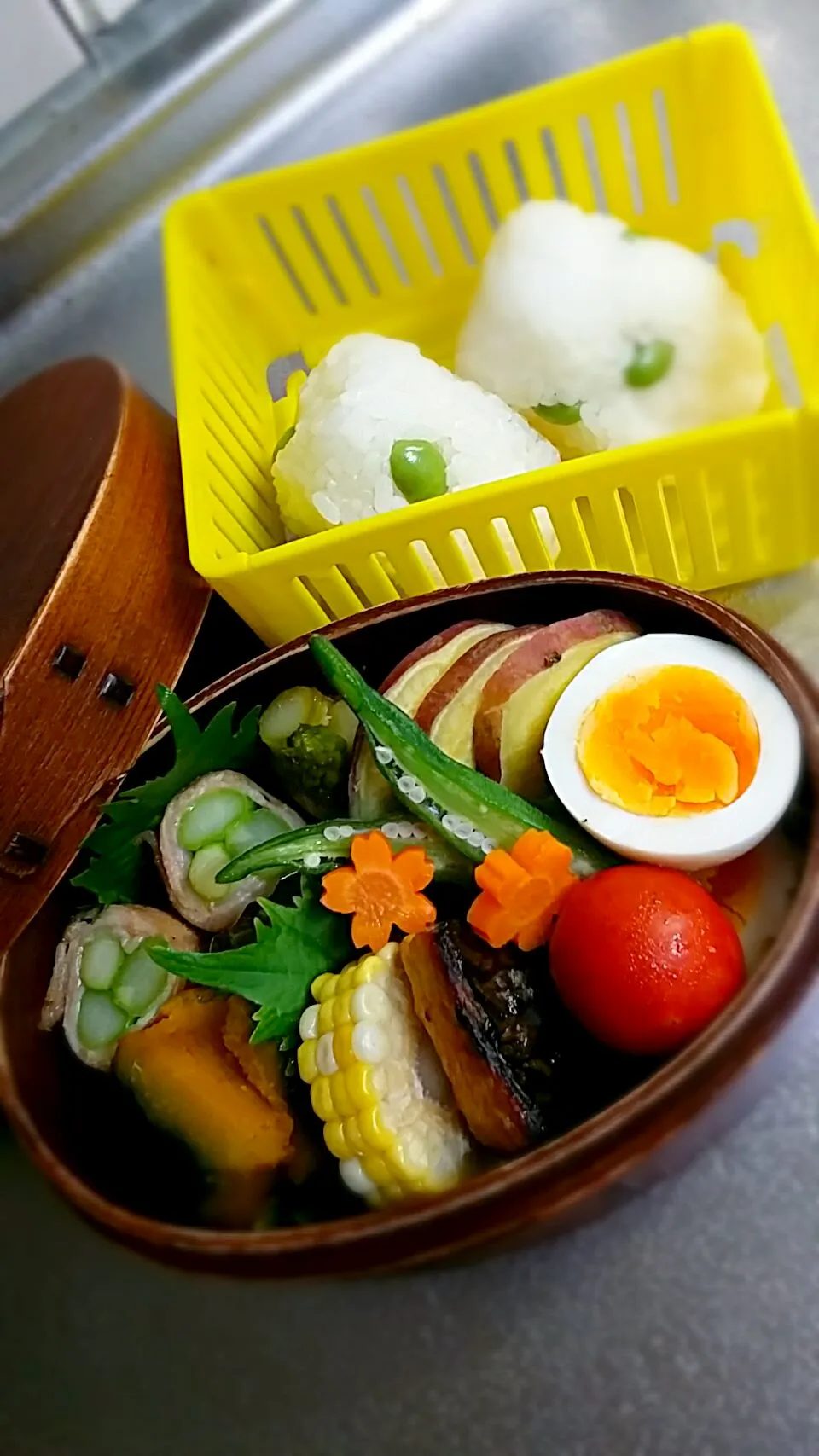 《水曜日のお弁当》🍱

・エンドウご飯🍙
・アスパラ豚巻き自家製タレ焼き
・トロ鯖焼き
・ゆで卵
　（昨晩シフォンケーキを2ホール
　　焼いたら玉子の在庫1個でした󾍁）
・かぼちゃの煮物
・塩レモン蜂蜜入り煮さつま芋
・とうもろこし🌽

もう、とっくに行っちゃったぁ～󾌳󾮕|藤田 まり子さん