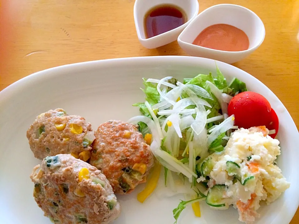 くみさんさんの料理 ゴーヤとコーンと鶏挽肉の寄せ揚げ(⌒▽⌒)とカルピスポテサラ♪|みきおさん