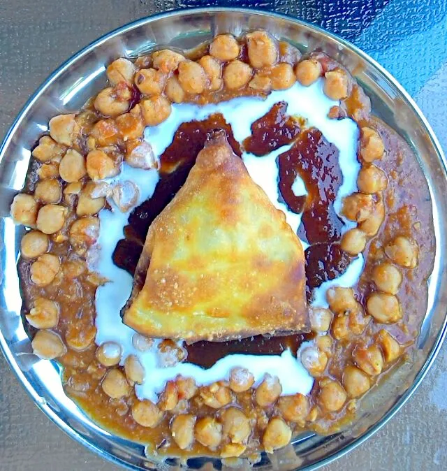 indian samosa with garbanzo beans and yogurt and tamarind chutney|arti gさん