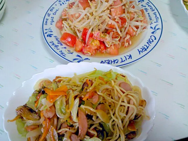焼きそば☆トマトともやしのサラダ|みぽりんさん