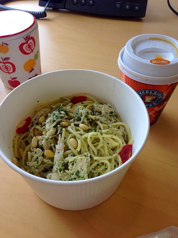 Snapdishの料理写真:Basil chicken pasta from excelsior cafe|Kumigarさん