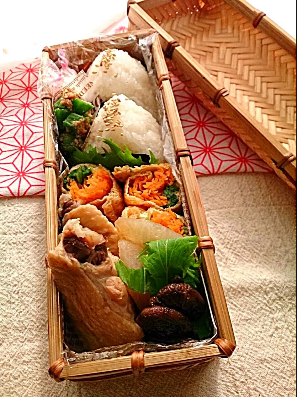 Snapdishの料理写真:竹編み弁当箱でおにぎり弁当   
今日のメニューは
おにぎり、お揚げの野菜巻き、手羽大根、椎茸の佃煮、
オクラのごま和え、キャンディーチーズでした。|とだともさん