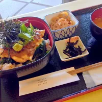 Snapdishの料理写真:鯛の炙り丼|さいとうさん