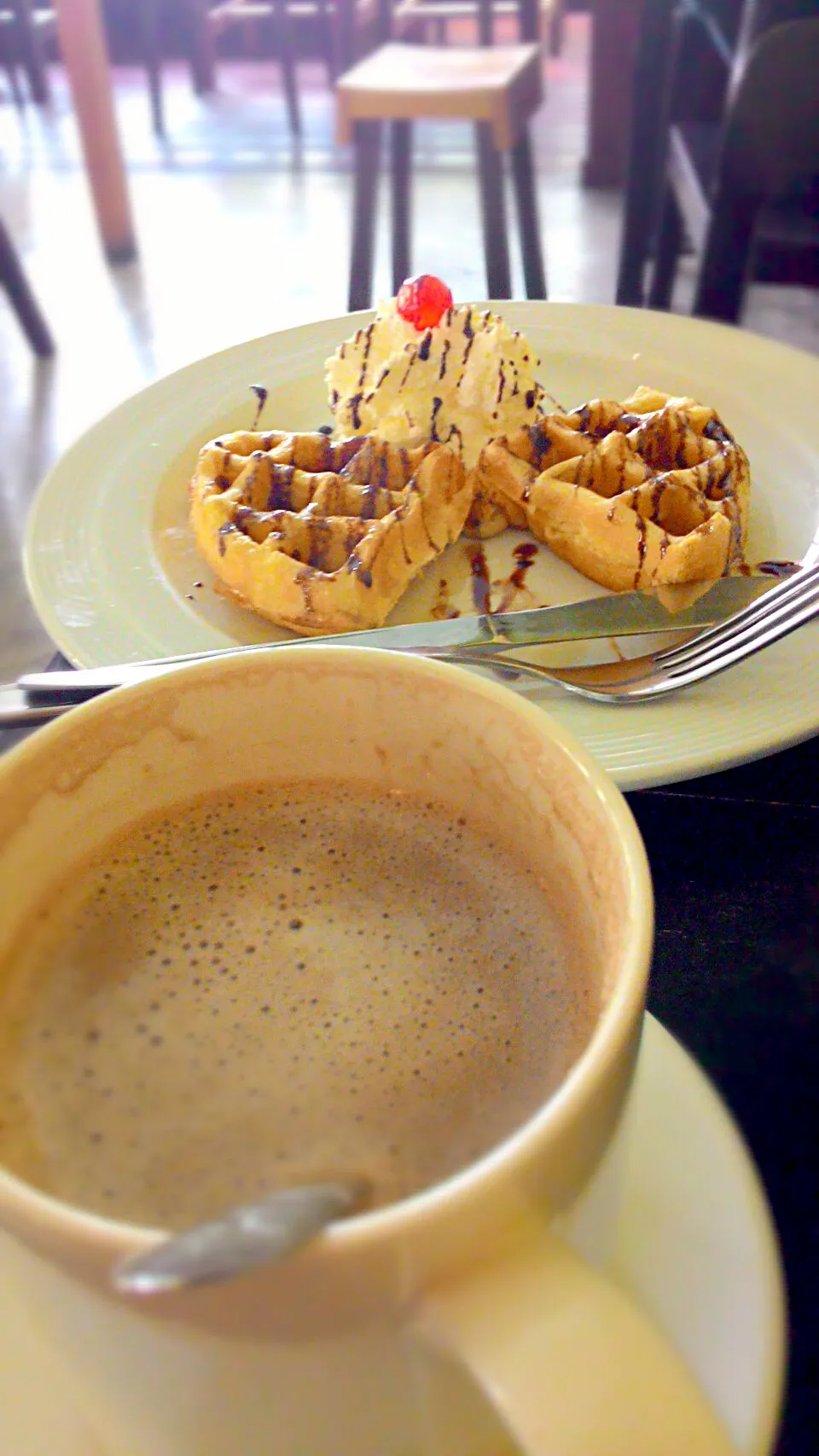 #waffle with whipped cream #hot cocoa|onniiickさん