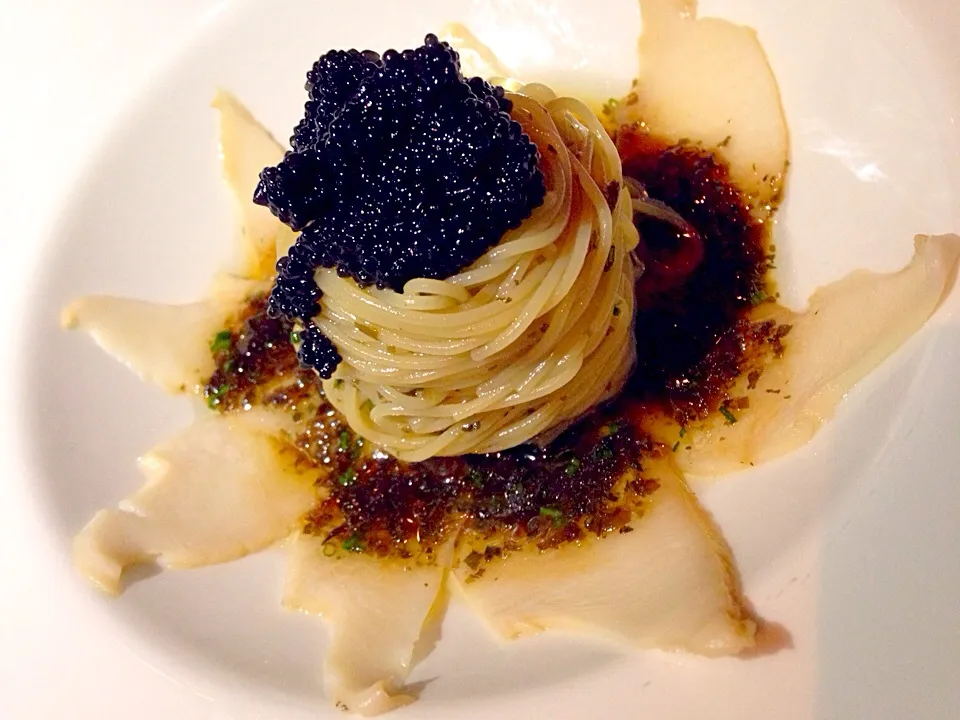 Cold capellini pasta with wakame, Tasmanian abalone and beluga caviar on top|Obeoom Jumsai Na Ayudhyaさん