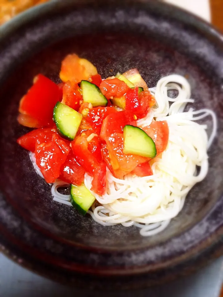 麺でもイケるよ♥️おりぃ🎀さんの料理 テレビでみかけたトマト丼🍅|watamaru920さん