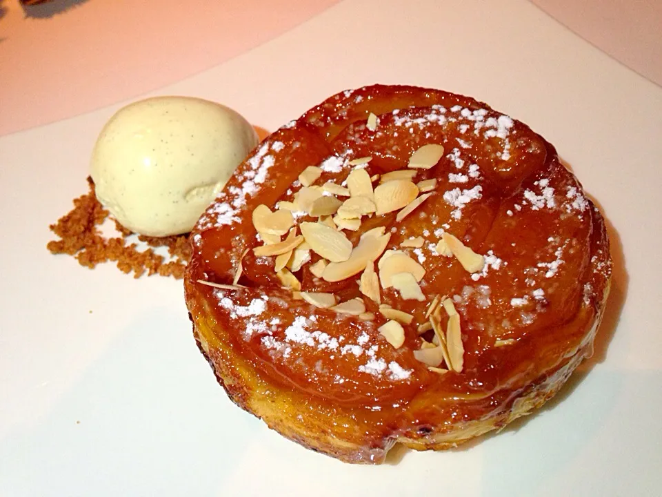 Apple tarte tatin with Madagascar vanilla bean ice-cream|Obeoom Jumsai Na Ayudhyaさん