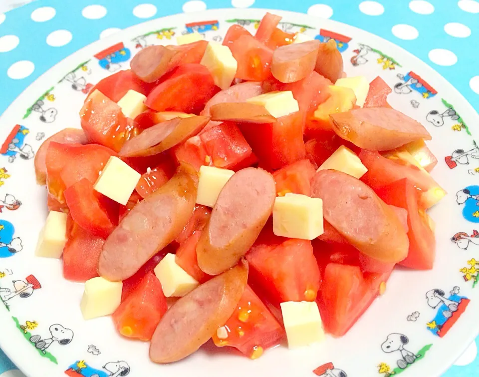 Sliced tomato with cheese & sausages|Liezlさん