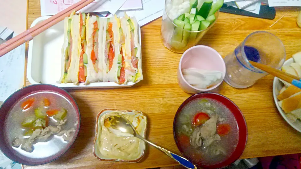 サンドイッチ、トマトとおくらのうま塩豚汁、野菜スティック(味噌マヨネーズつけ？)|平野 ゆみこさん