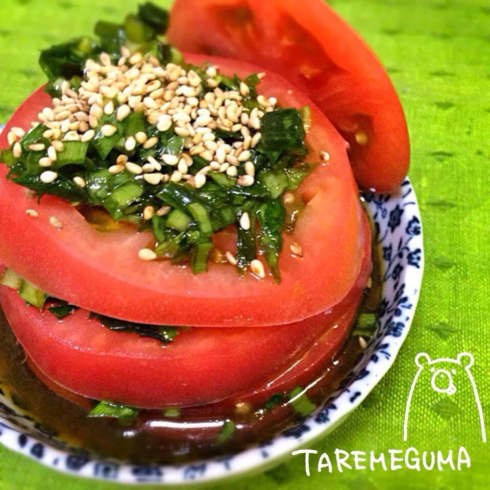 とかげ_(:3 」∠ )_さんの料理 ニラ冷奴タレ をトマトにオン🎵|たれめぐま◡̈✩*さん