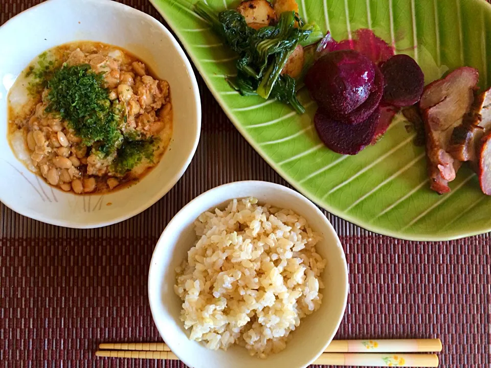 Lunch at home.  残り物+山芋納豆。生卵がなくて残念賞。|mamakumiさん