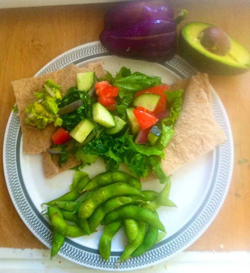 Vegan pita wraps: whole wheat pita bread with guacamole, grilled collard greens and purple peppers, lettuce, tomato, cucumber, and purple onions. Side of edemam|victoria valerioさん