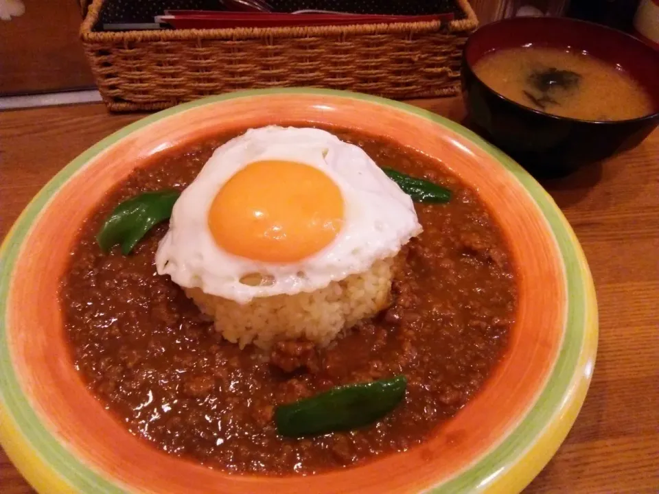 GOTOOの、目玉焼き乗せドライカレー、800円。|東京ライオンズさん