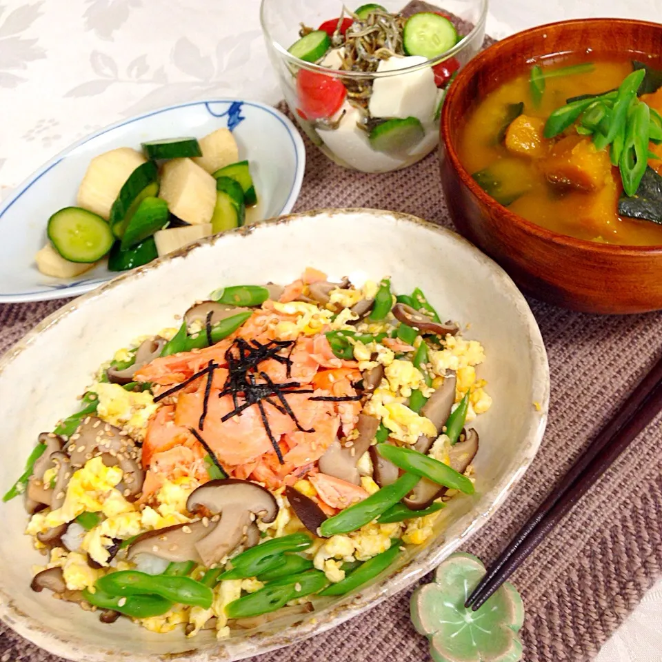 Snapdishの料理写真:鮭ご飯🍀じゃこと豆腐のサラダ🍀昨日の長芋ときゅうりの麺つゆ漬け🍀かぼちゃの味噌汁(好きなので度々登場)|デミさん