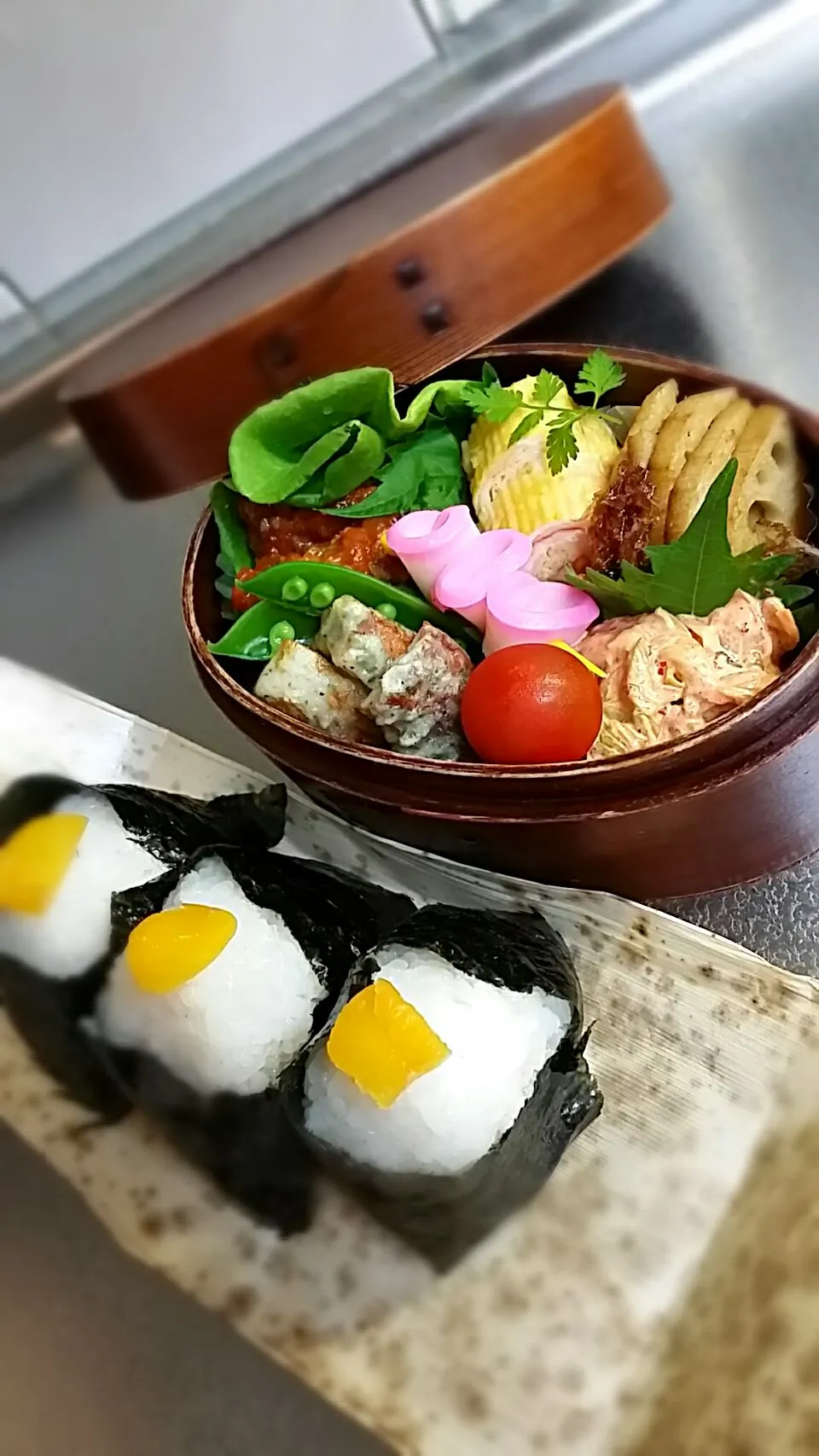 《木曜日のお弁当》🍱

・カニカマ入りだし巻き玉子
・手作り煮こみハンバーグ（娘作）
・キムマヨ
・蓮根きんぴら鰹ぶりいり
・竹輪の磯辺揚げ
・クルクル蒲鉾
・プチトマト🍅
・🍙　　3個
　（昨日は少し足りなかったみたい）

行ってらっしゃ〜い♡|藤田 まり子さん