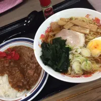 Snapdishの料理写真:昔ながらの正油ラーメンとミニカレー|おてんき小僧さん