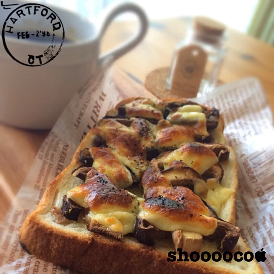 Snapdishの料理写真:椎茸チーズトースト。見た目あんま良くないけど私は好きです。|shoooocoさん