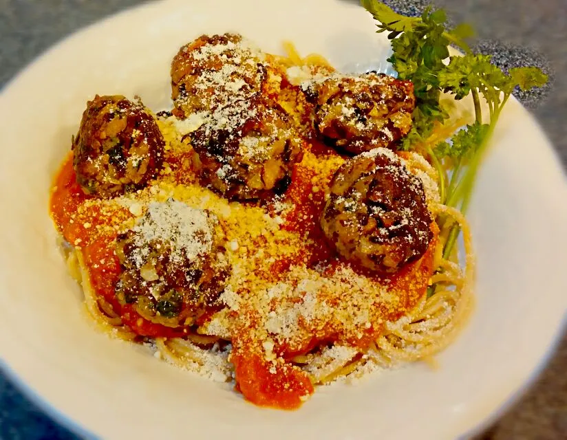 spaghetti and meatless (cremini mushrooms) meatballs|Jiraphon Gさん