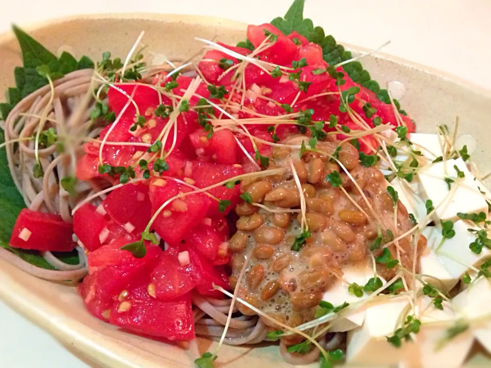 秀兄さんの、トマトのぶっかけご飯をお蕎麦で🍅|ゆぅみんさん