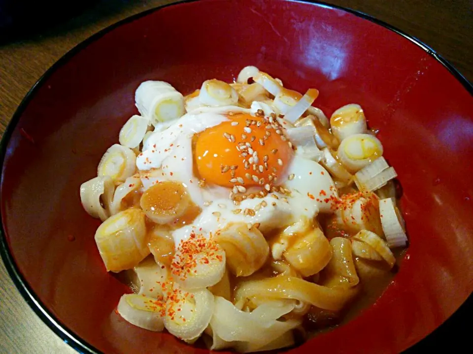 Snapdishの料理写真:Simply Udon(^3^)/
3分茹でたウドンに温玉とネギトッピングし、ゴマ味噌タレで＼(^^)／|quitaさん