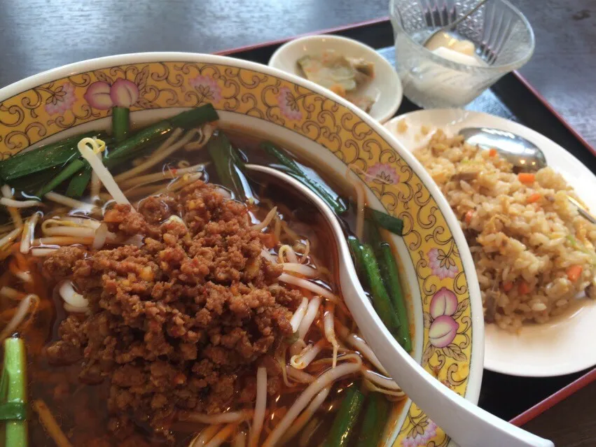 【日替定食】台湾ラーメンと小チャーハンを頂きました。|momongatomoさん