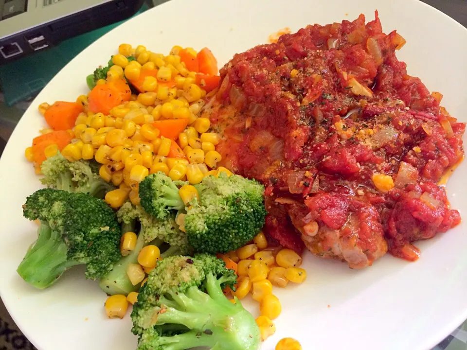 Pork chops with tomato sauce and buttered veggies|Kath Kanekoさん