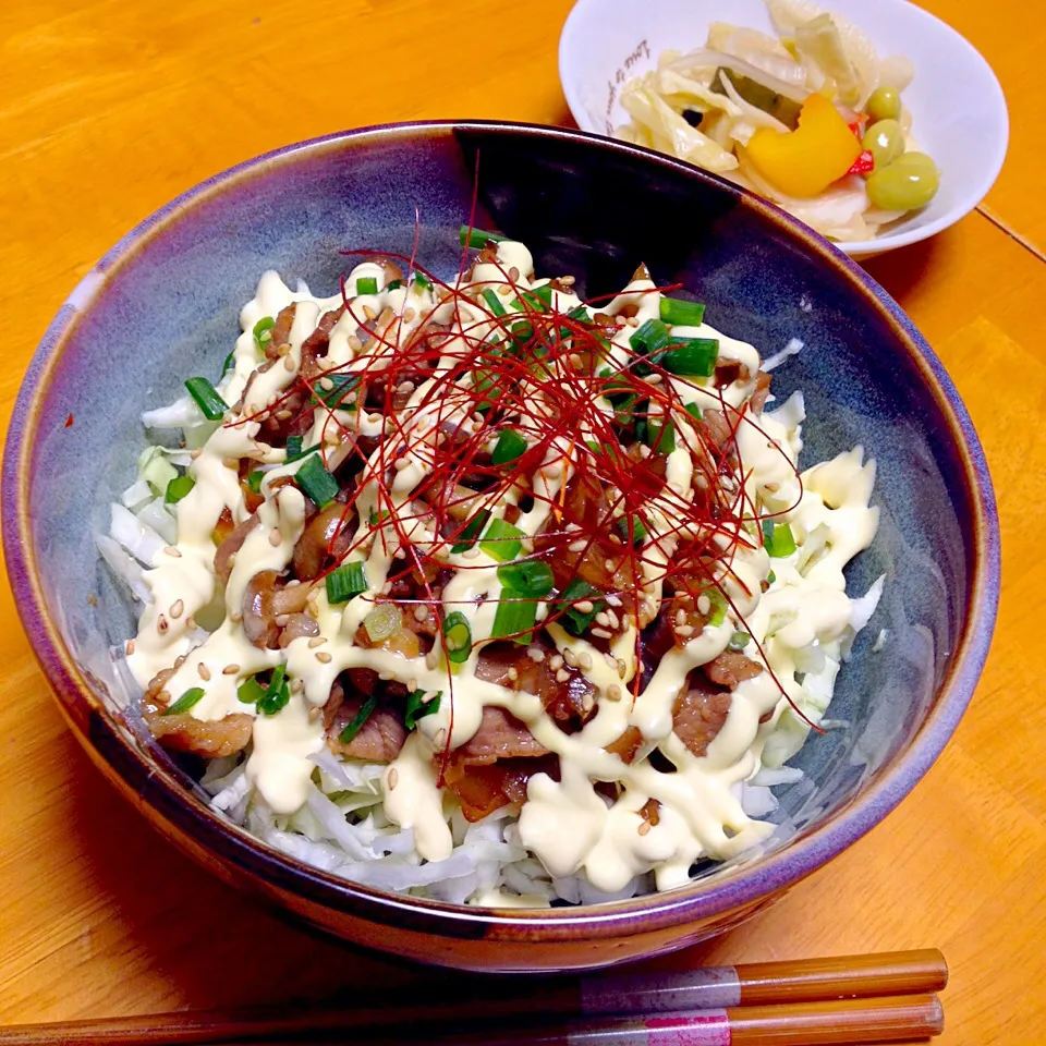 キャベツのっけ甘辛豚丼|カウンター嬢さん