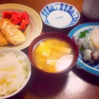 Snapdishの料理写真:今日のお昼ご飯。タコのお刺身、ささみのソテー、お豆腐のお味噌汁、LOVEごはん‼︎|Mari Doiさん